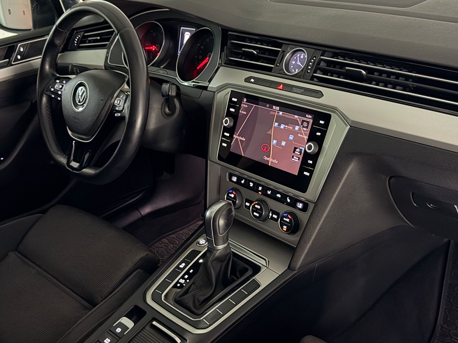 Fahrzeugabbildung Volkswagen Passat Variant Comfortline/ACC/HuD/LED/MASSAGE