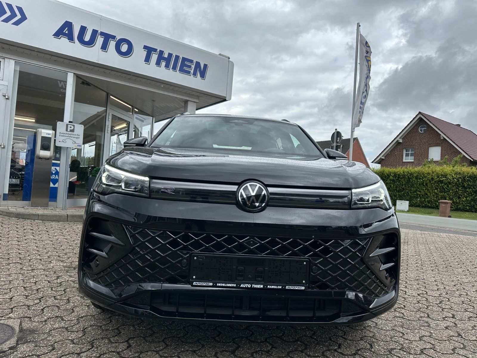 Fahrzeugabbildung Volkswagen Tiguan 2.0 TDI 4M R-Line Pano/AHK/ACC/Navi