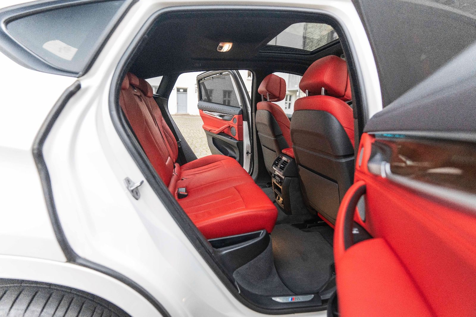 Fahrzeugabbildung BMW X6 xDrive50i M-Sportpaket 360° HUD H&K LED SOFT