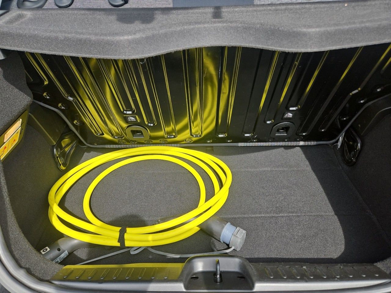 Fahrzeugabbildung Fiat 500 e Icon Navi PDC hinten Batterieprotokoll