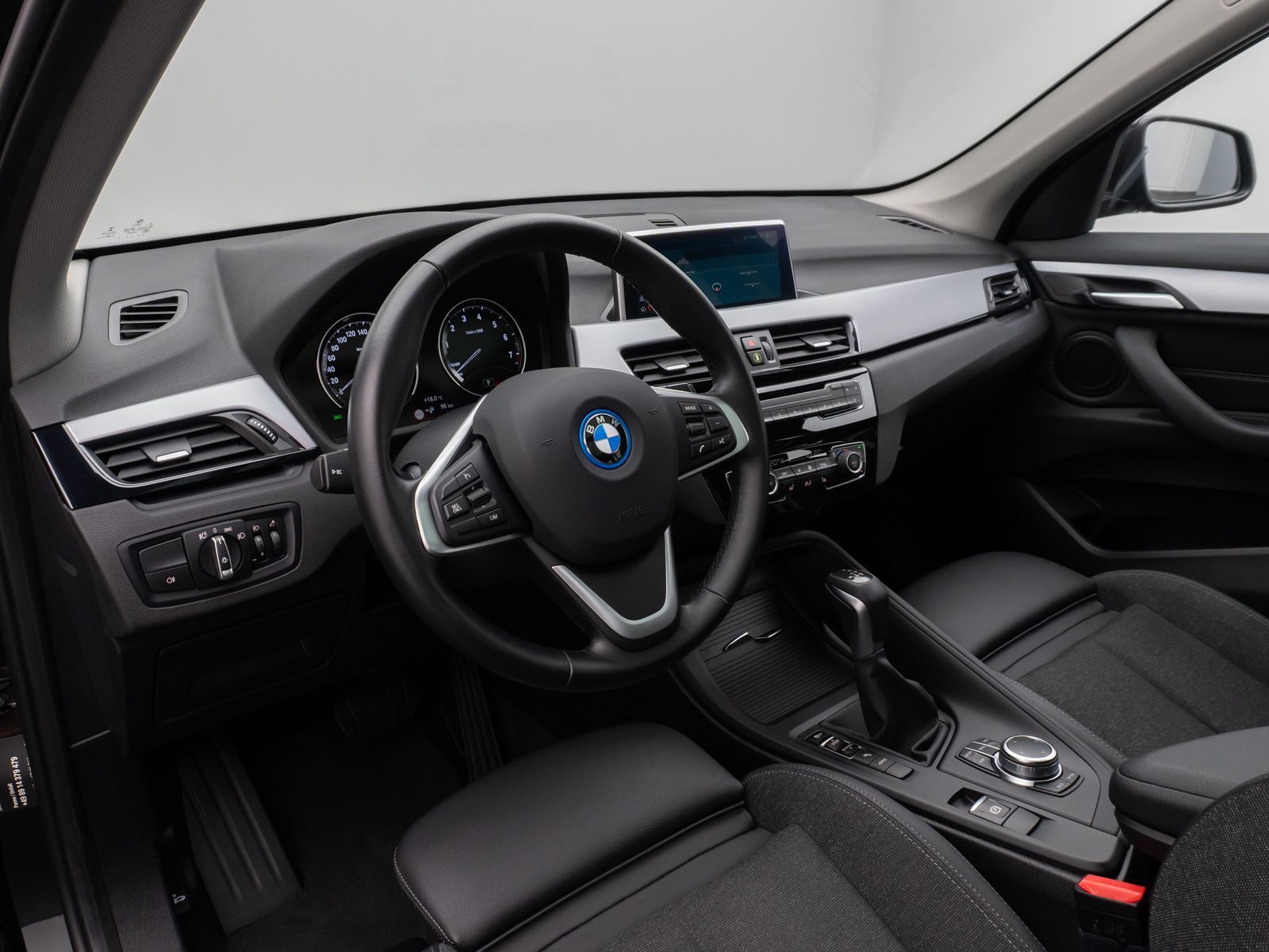Fahrzeugabbildung BMW X1 xD25e Panorama DAB Navi Parkassistent Sport