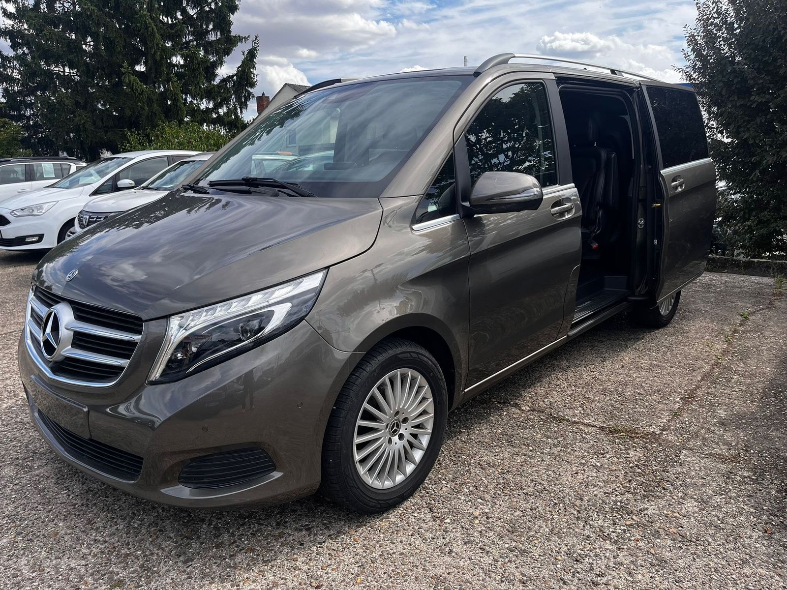 MERCEDES-BENZ V 220