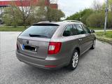 Skoda Superb 2.0 TDI DSG Family Combi - Skoda Superb aus 2011: Kombi