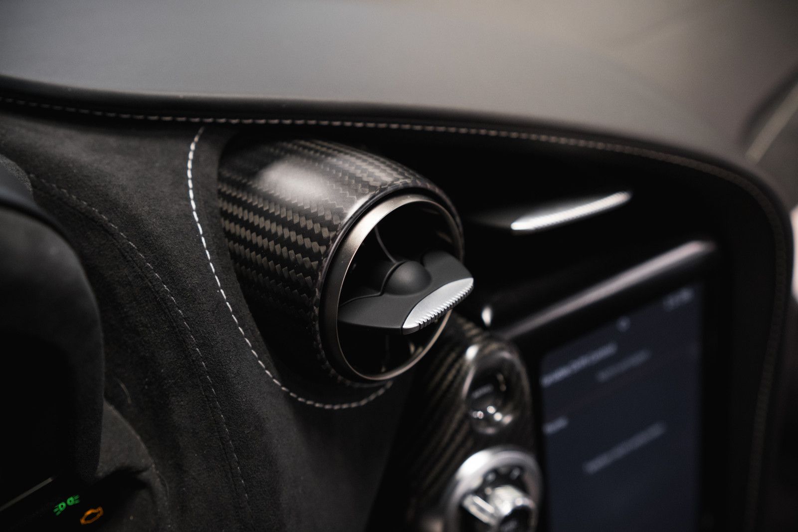 Fahrzeugabbildung McLaren 720S-B&W-McLaren Performance Plus Pack-Steuer!