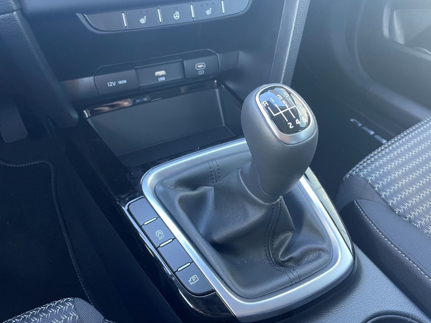 Fahrzeugabbildung Kia Ceed_sw Vision Kamera PDC VerkehrszeichERK