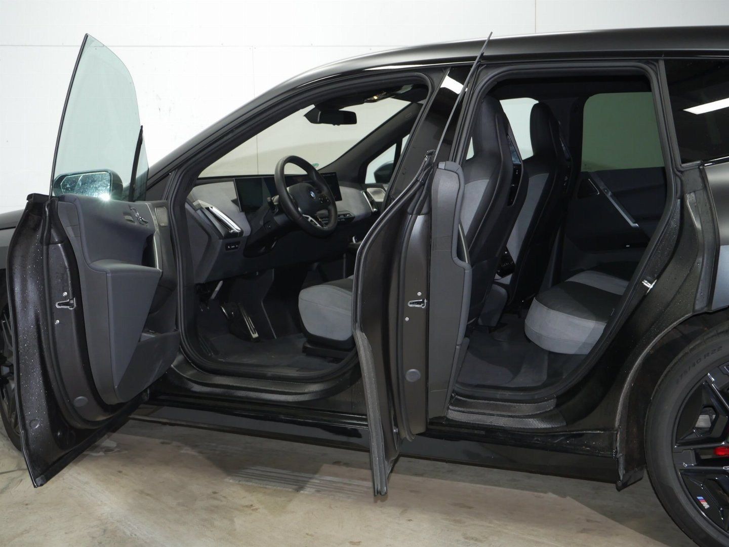 Fahrzeugeinzelansicht 10 Fahrzeugabbildung BMW iX xDrive60 M Sportpaket B&W Surround DAB LED Ak