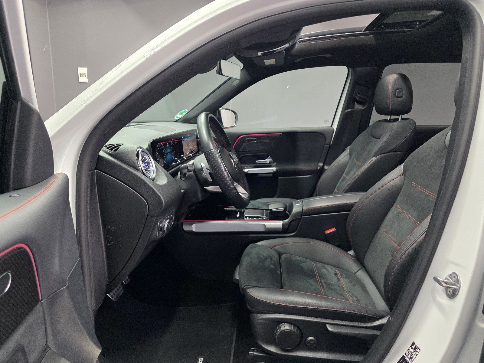 Mercedes-Benz GLB 200 4MATIC, AMG LINE, PANO, DISTRONIC, R-KAM foto 8