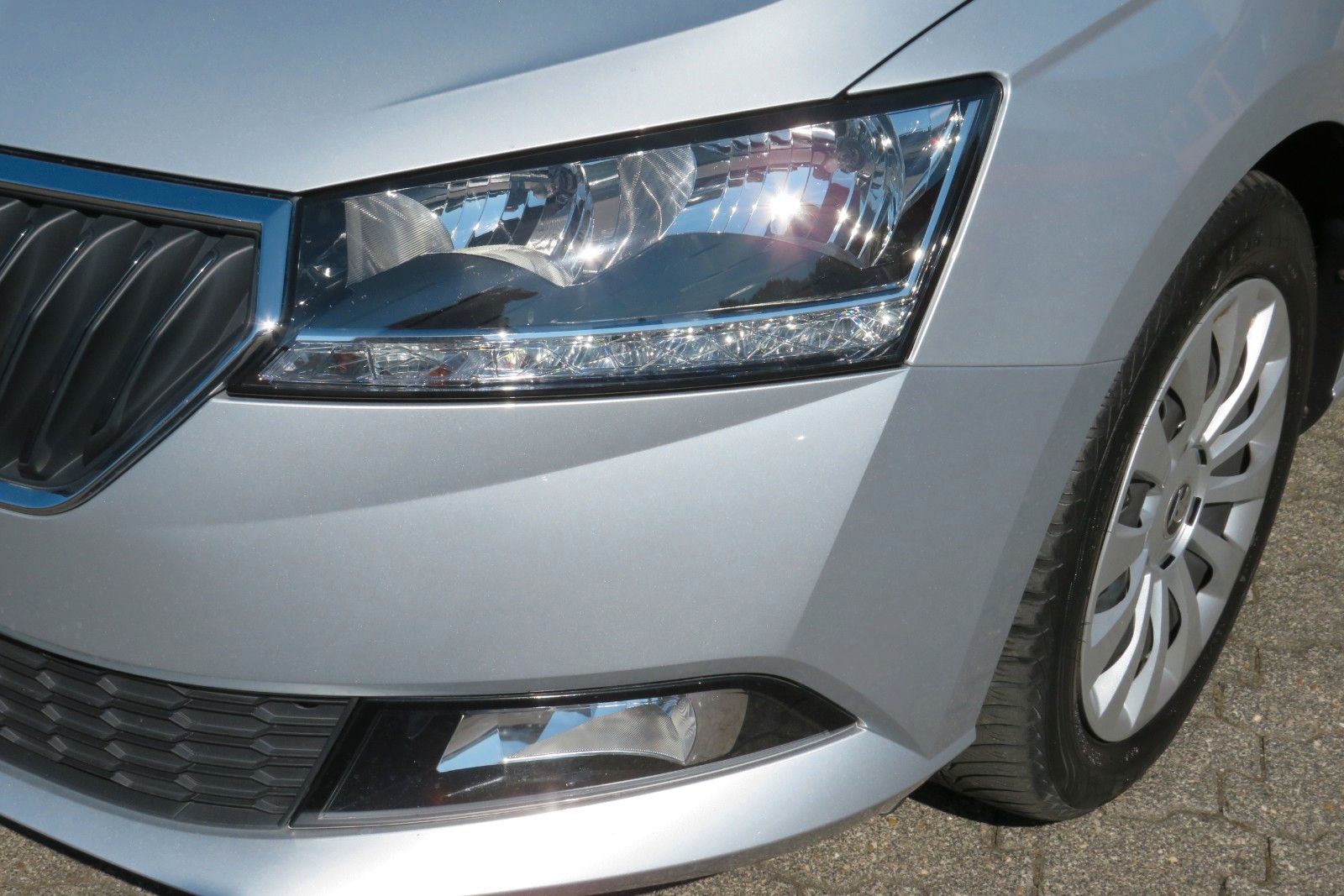 Fahrzeugabbildung SKODA Fabia Combi Ambition PDC NAVI APP SITZH. 1.HD
