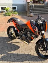KTM Duke 690 - KTM VON 501 BIS 750 CCM