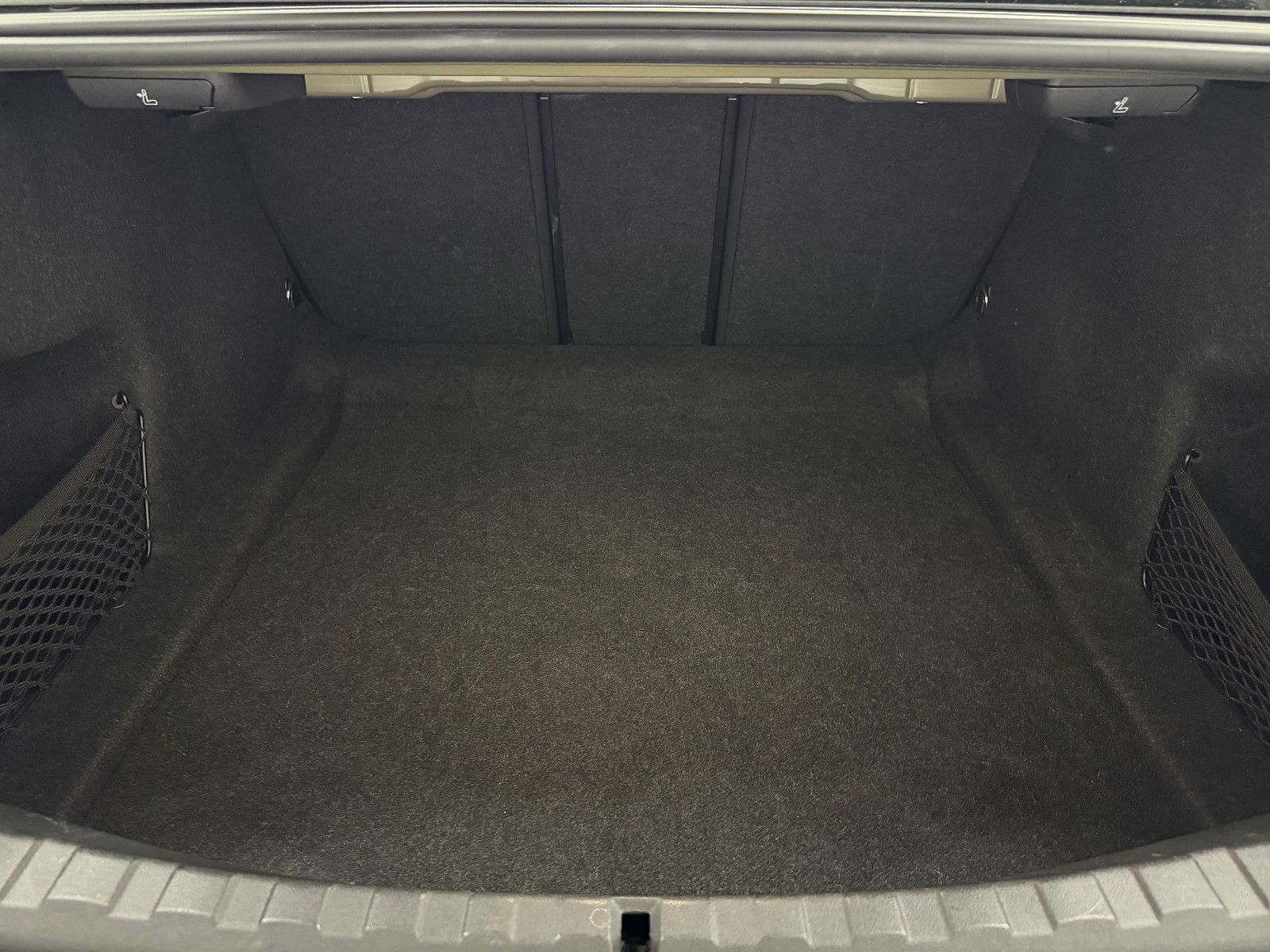Fahrzeugabbildung BMW 330 i xDrive M SPORT/LASER/H&K/PANO/MEMORY/DE FZ