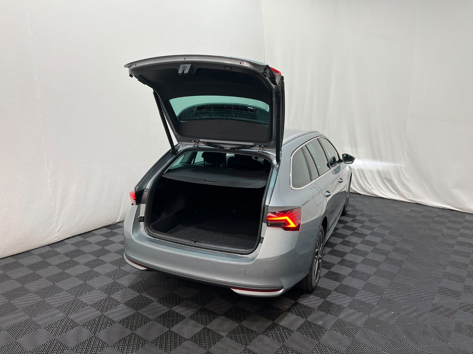 Fahrzeugabbildung SKODA Octavia 2.0 TDI 110kW DSG Selection Combi