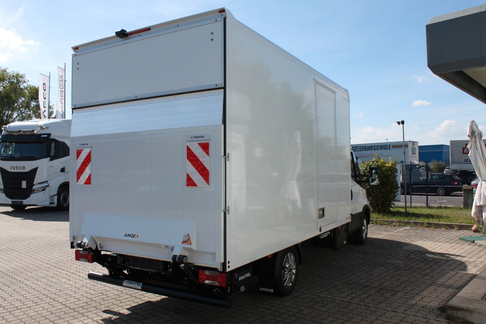 Fahrzeugabbildung Iveco 35S16A8/P Koffer/LBW/Seitentür Voll-LED
