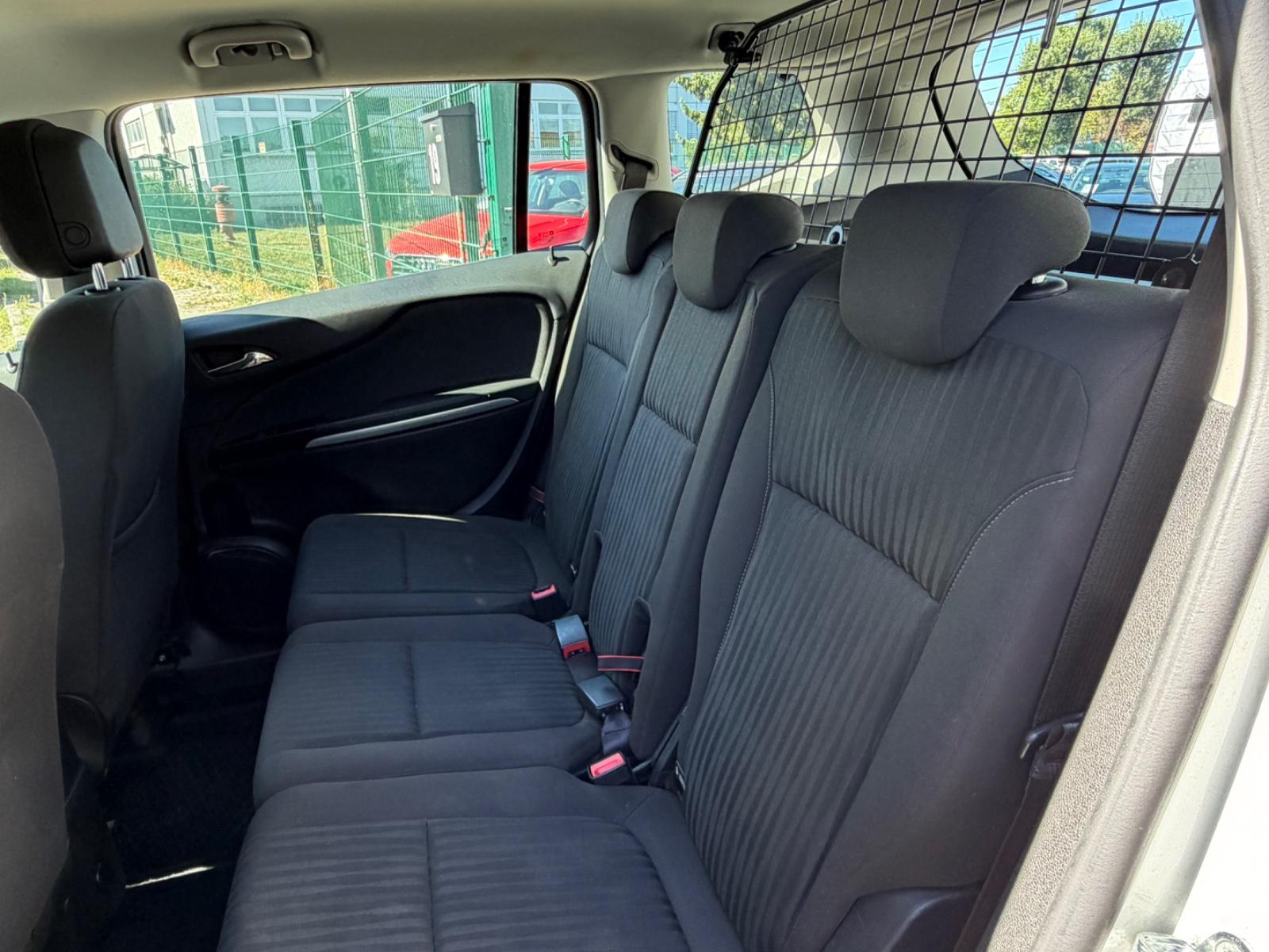 Opel Zafira 2015 — фото 10