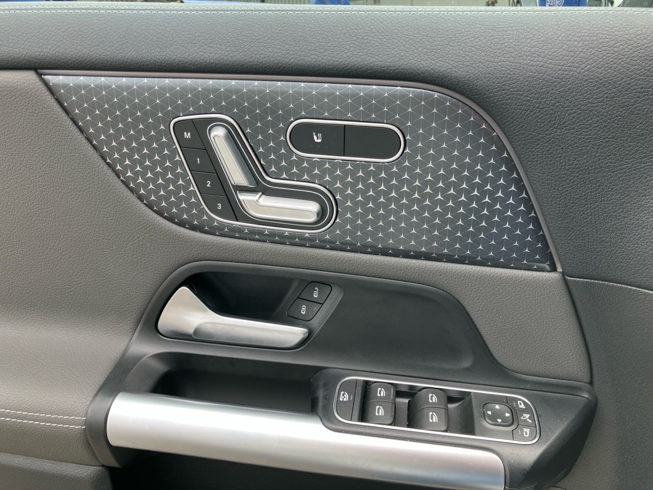 Fahrzeugabbildung Mercedes-Benz EQA 300 4M EDITION+360+DISTR+MEMORY+LHZ+BONUS+++