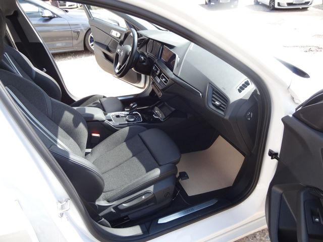 Fahrzeugabbildung BMW 118i Sportline/39.000km/LED/SitzH/Navi/Automatik