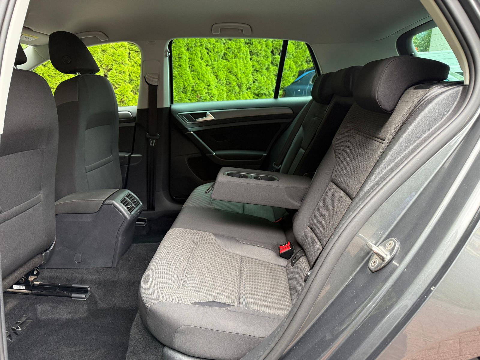 Fahrzeugabbildung Volkswagen Golf 1.6 TDI DSG Lim Comfortline NAV+SHZ+PDC+MFL