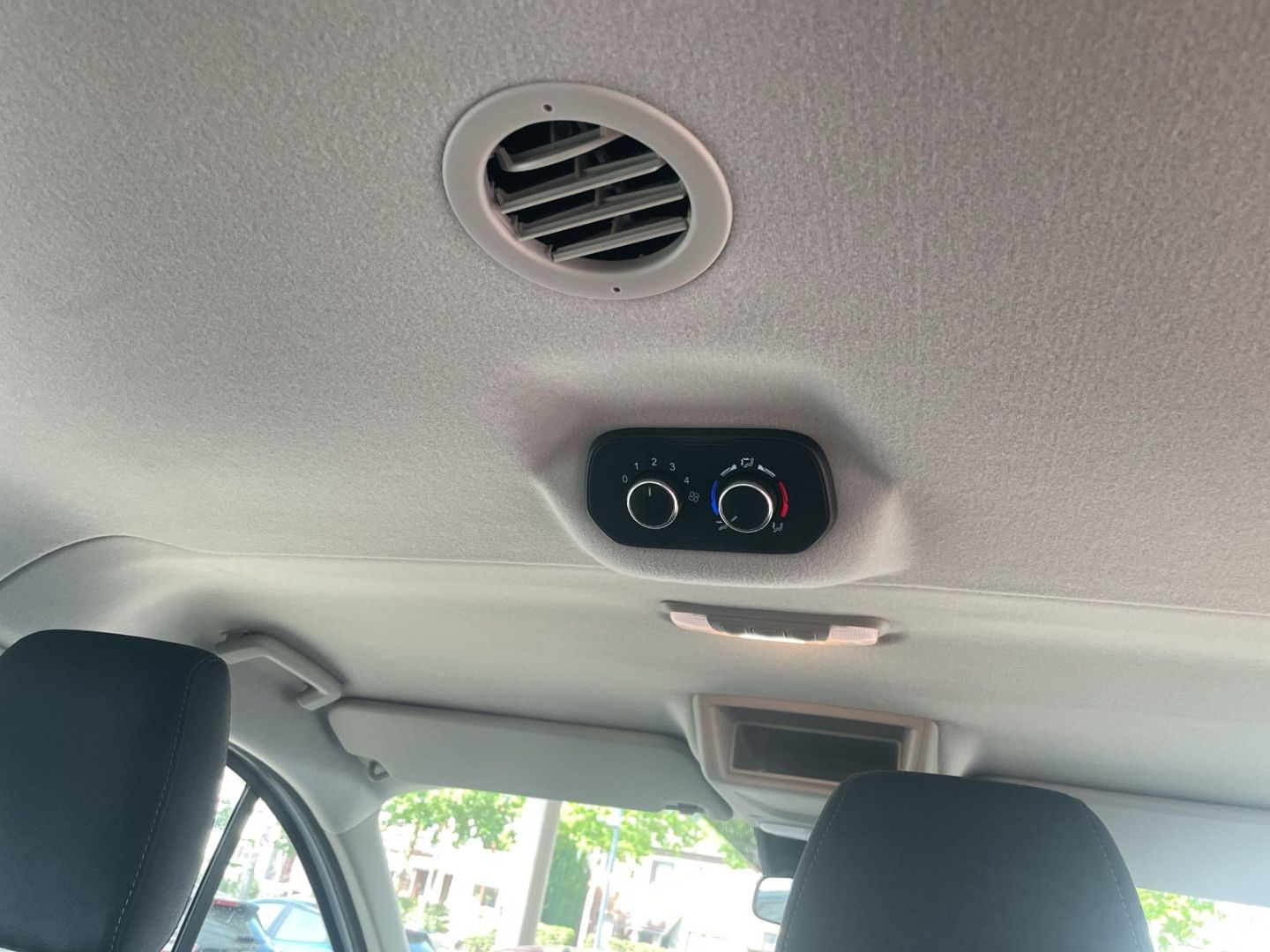 Fahrzeugabbildung Ford Transit Custom Kombi 320 L1 Trend 2.0 TDCi 105PS