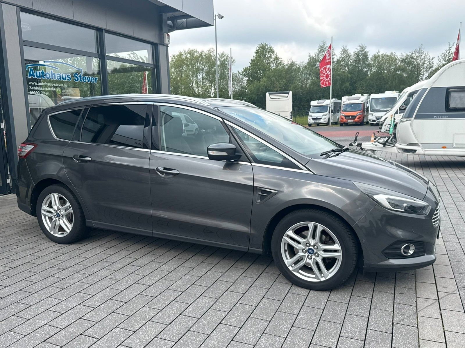 Fahrzeugabbildung Ford S-MAX Titanium 7 Sitzplätze