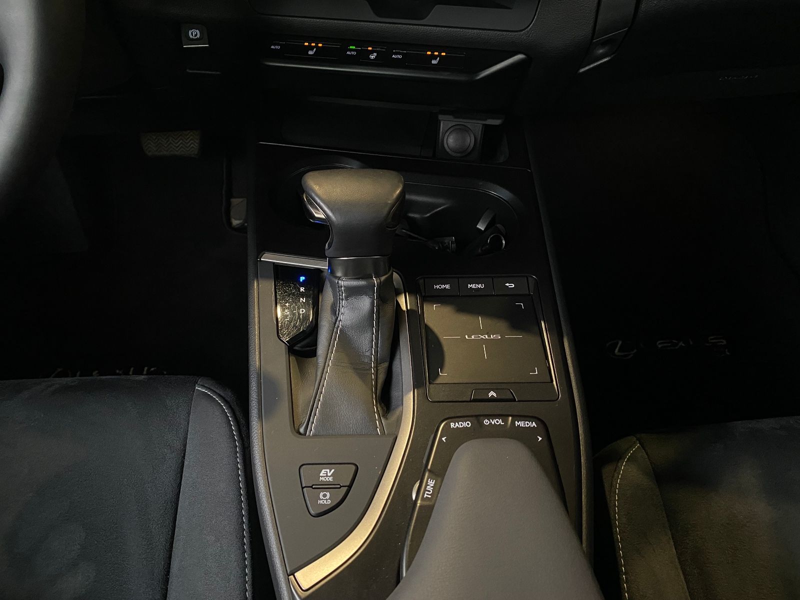 Fahrzeugabbildung Lexus UX 250h Launch Edition KLIMA LED NAV SHZ ALU