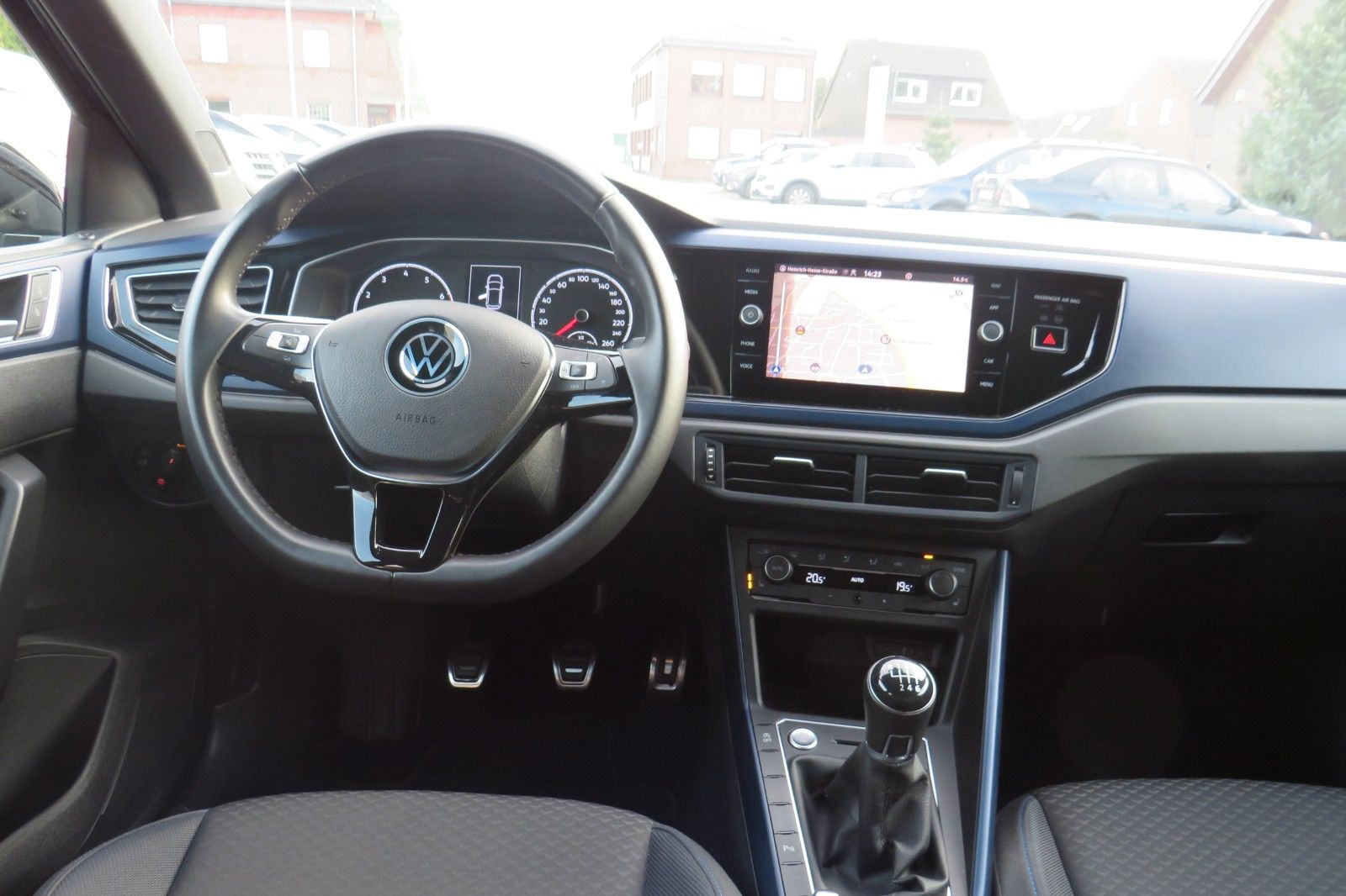 Fahrzeugabbildung Volkswagen Polo United KAMERA SITZH. NAVI KEYLESS APP-CON 1