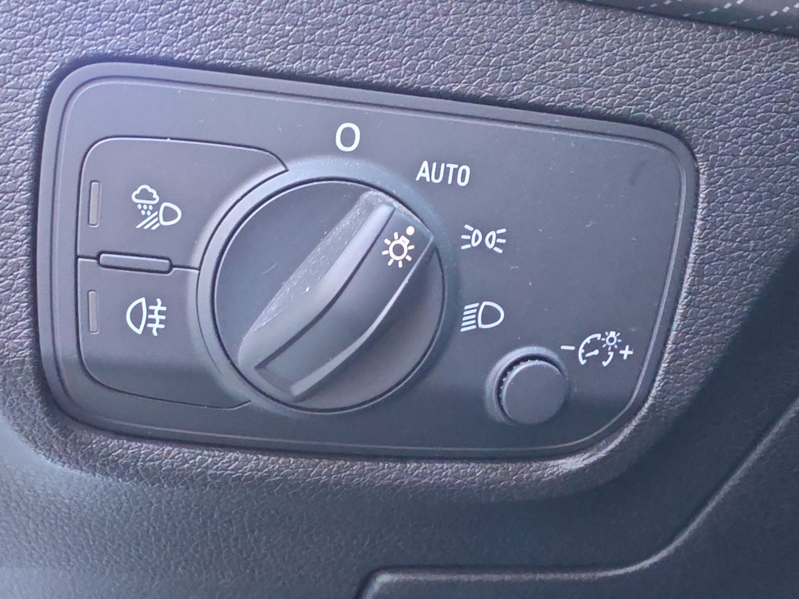 Fahrzeugabbildung Audi Q2 35 TFSI SPORT S-LINE NAVI LED PDC SHZ LEDER