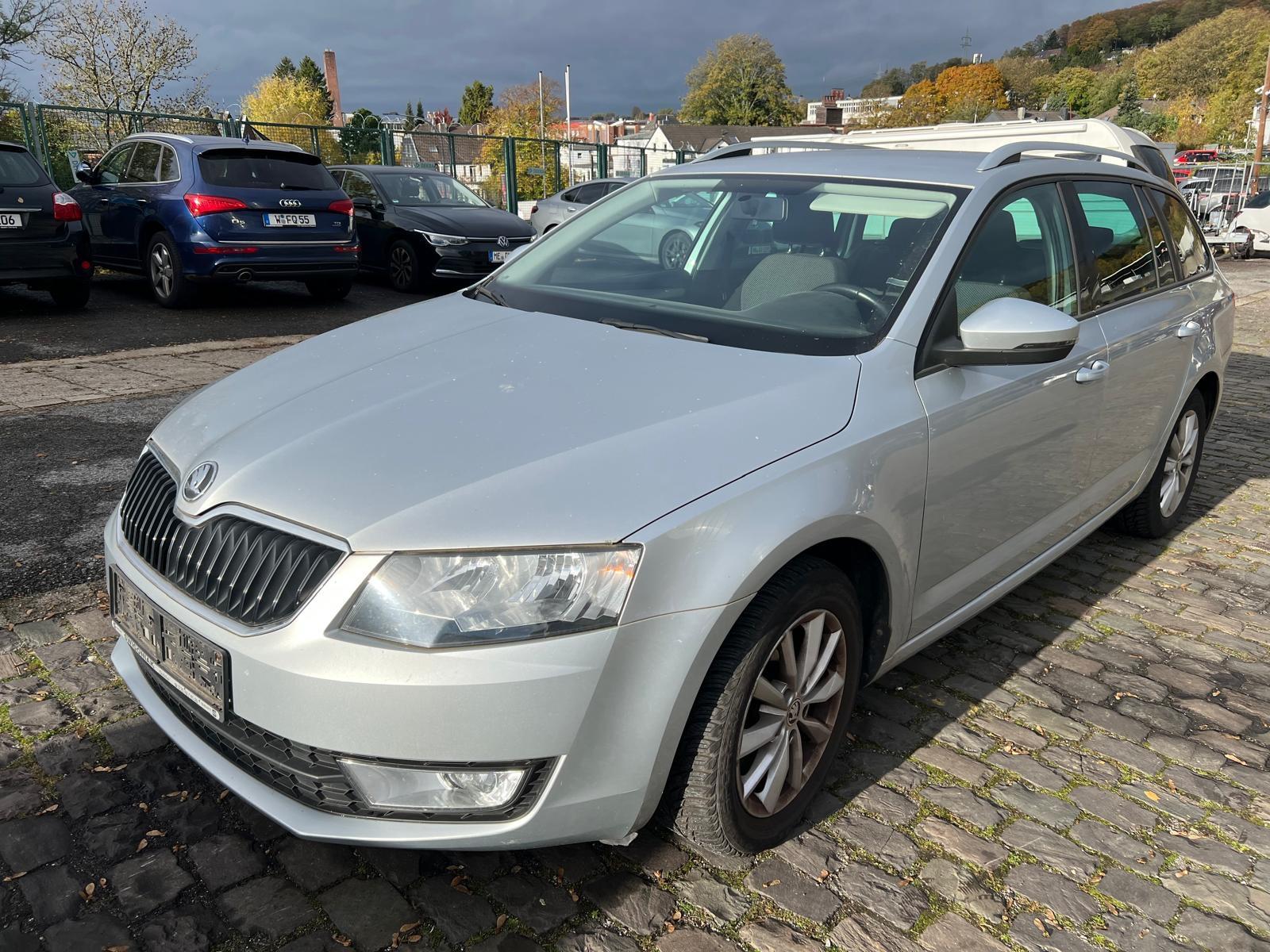 Skoda Octavia 2013 — rear view