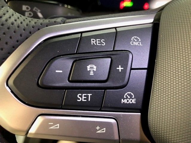 Fahrzeugabbildung Volkswagen Golf R-Line -Line 1.5 eTSI DSG Sportpaket HUD AH