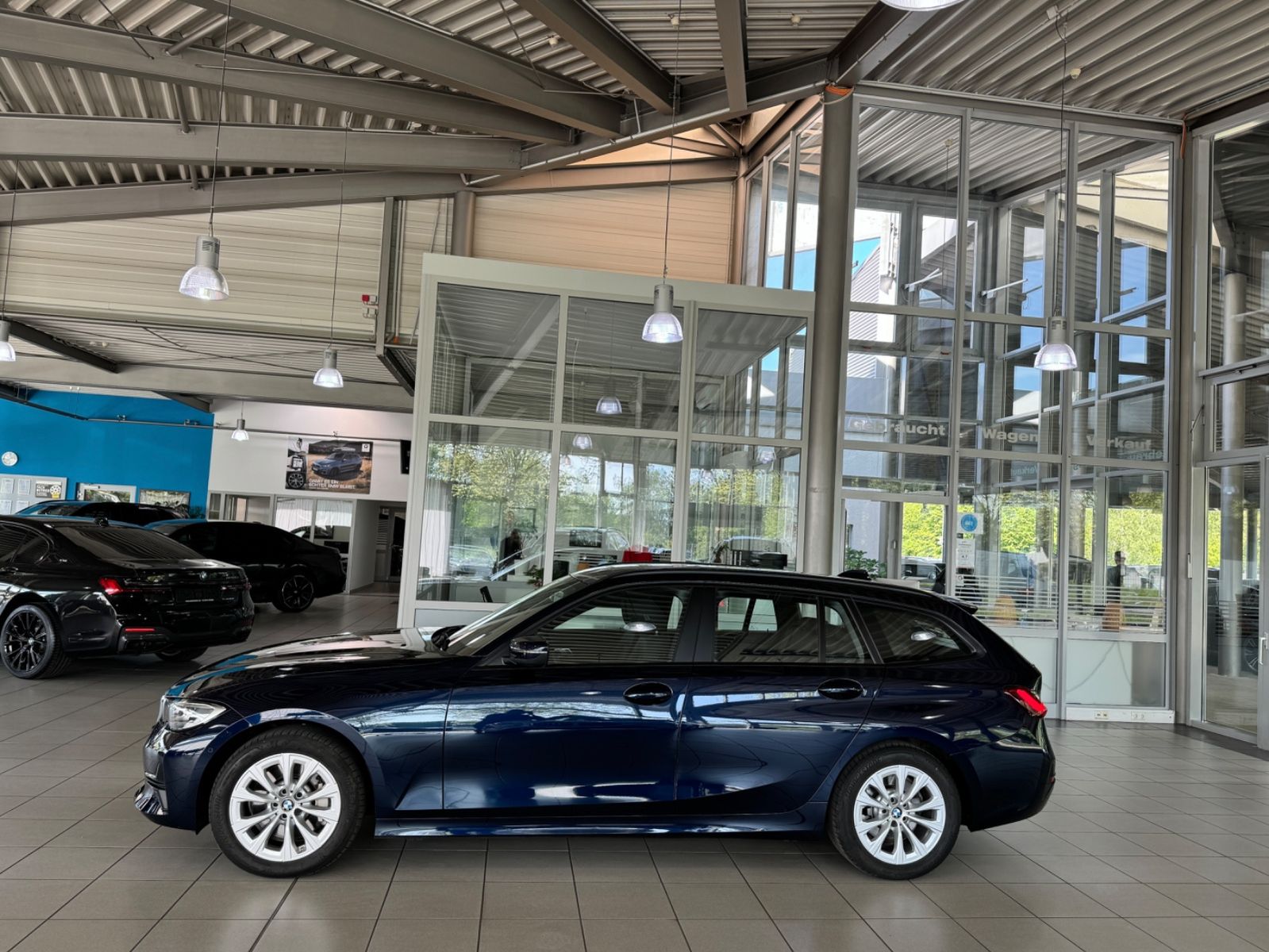 Fahrzeugabbildung BMW 330i xD Panorama DAB CockPitPlus Lordo Sport LED