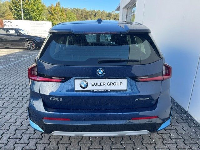 BMW iX1 xDrive 30 xLine AHK SHZ DrivAss HUD LCProf foto 5