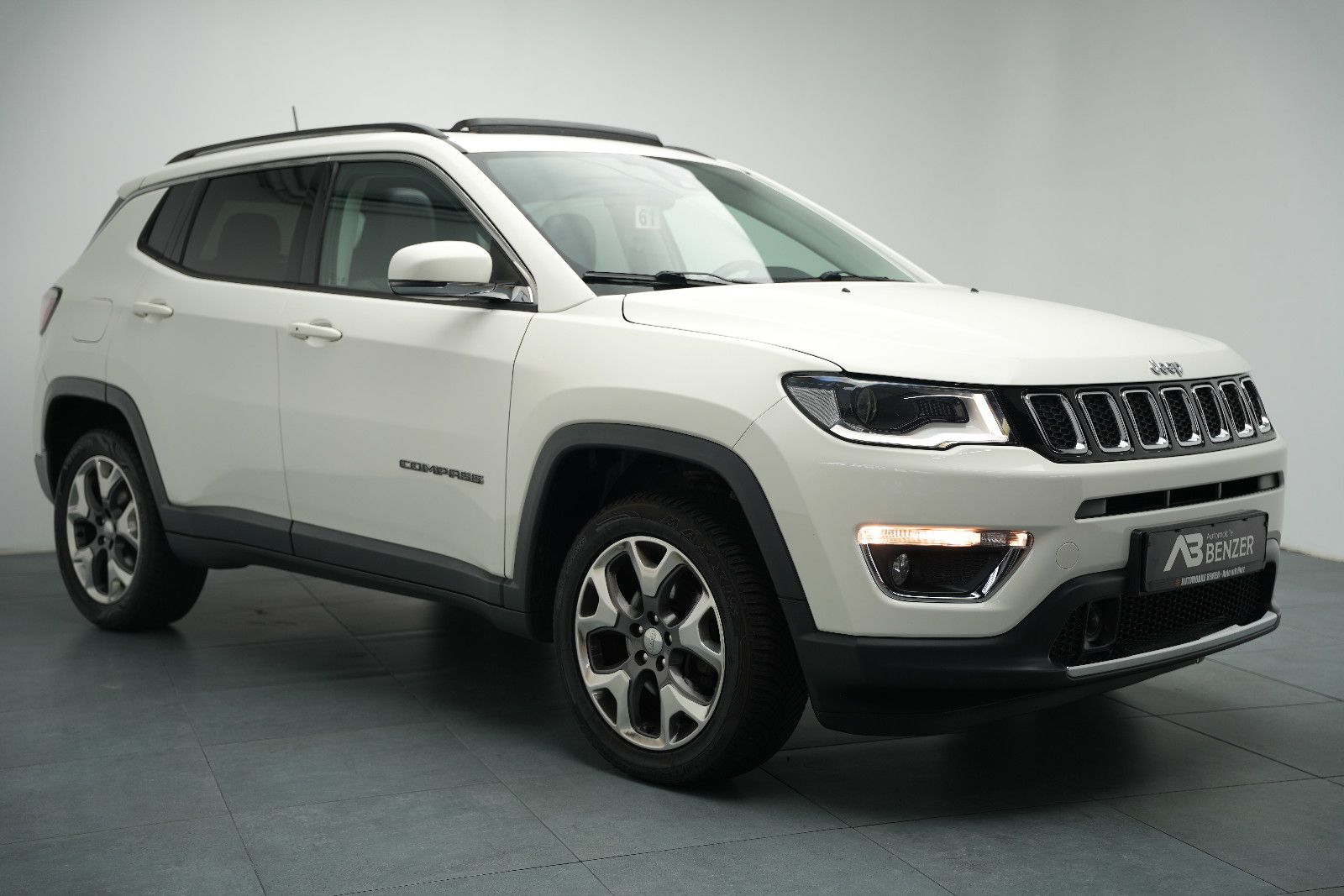 Fahrzeugabbildung Jeep Compass Limited 4WD /PANO/SHZ/L-HEIZ/PDC