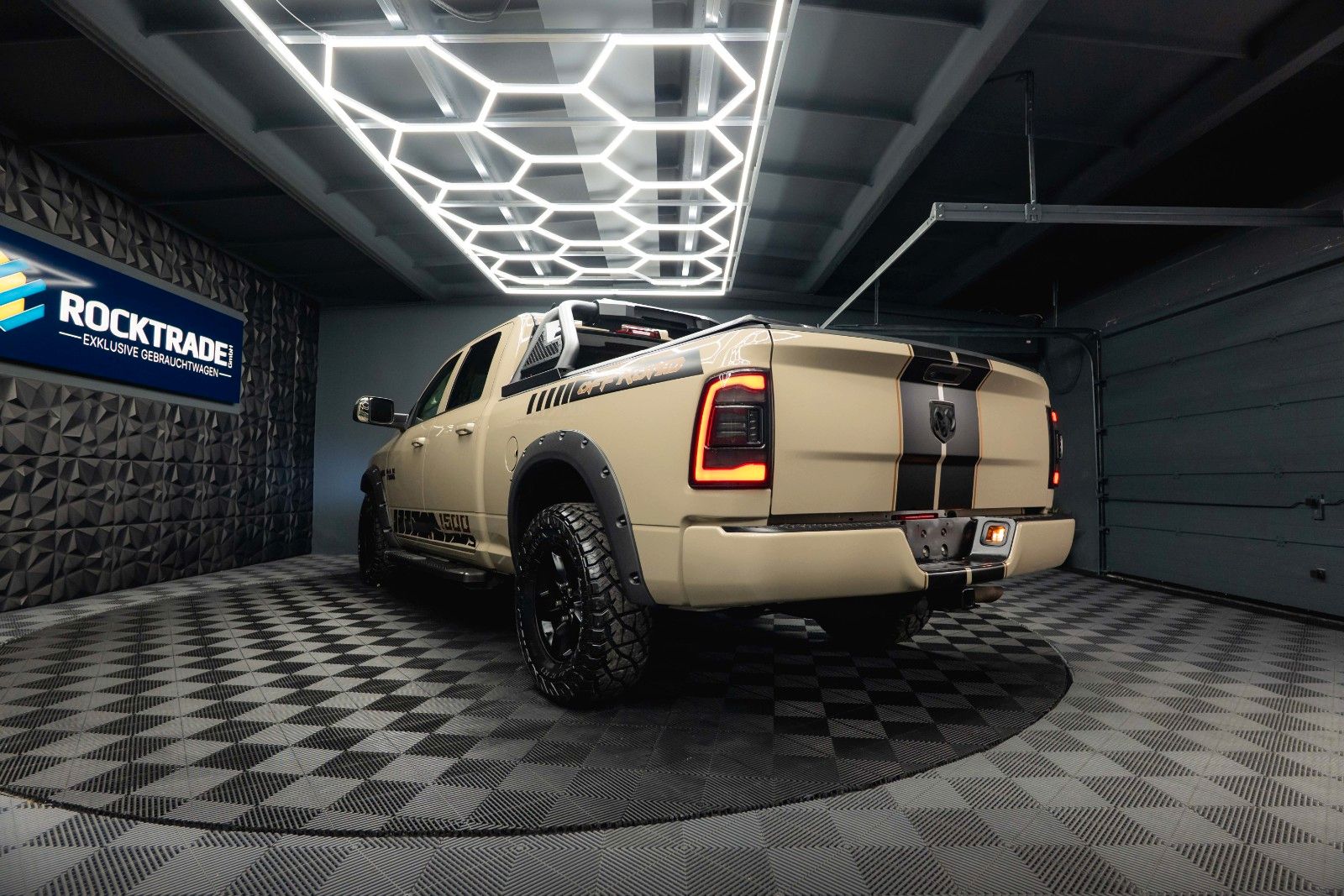Fahrzeugabbildung Dodge RAM 5.7 V8 HEMI 4x4 Offroad Night LONGBED *LPG*