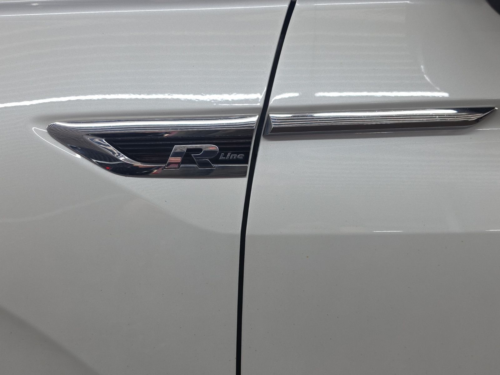 Fahrzeugabbildung Volkswagen Tiguan  R-LINE HiGHLiNE  4MOTION PANORAMA DACH