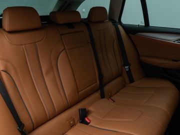 Fahrzeugabbildung BMW 520d Kamera HUD DAB Lenkrhzg Massage AHK Alarm