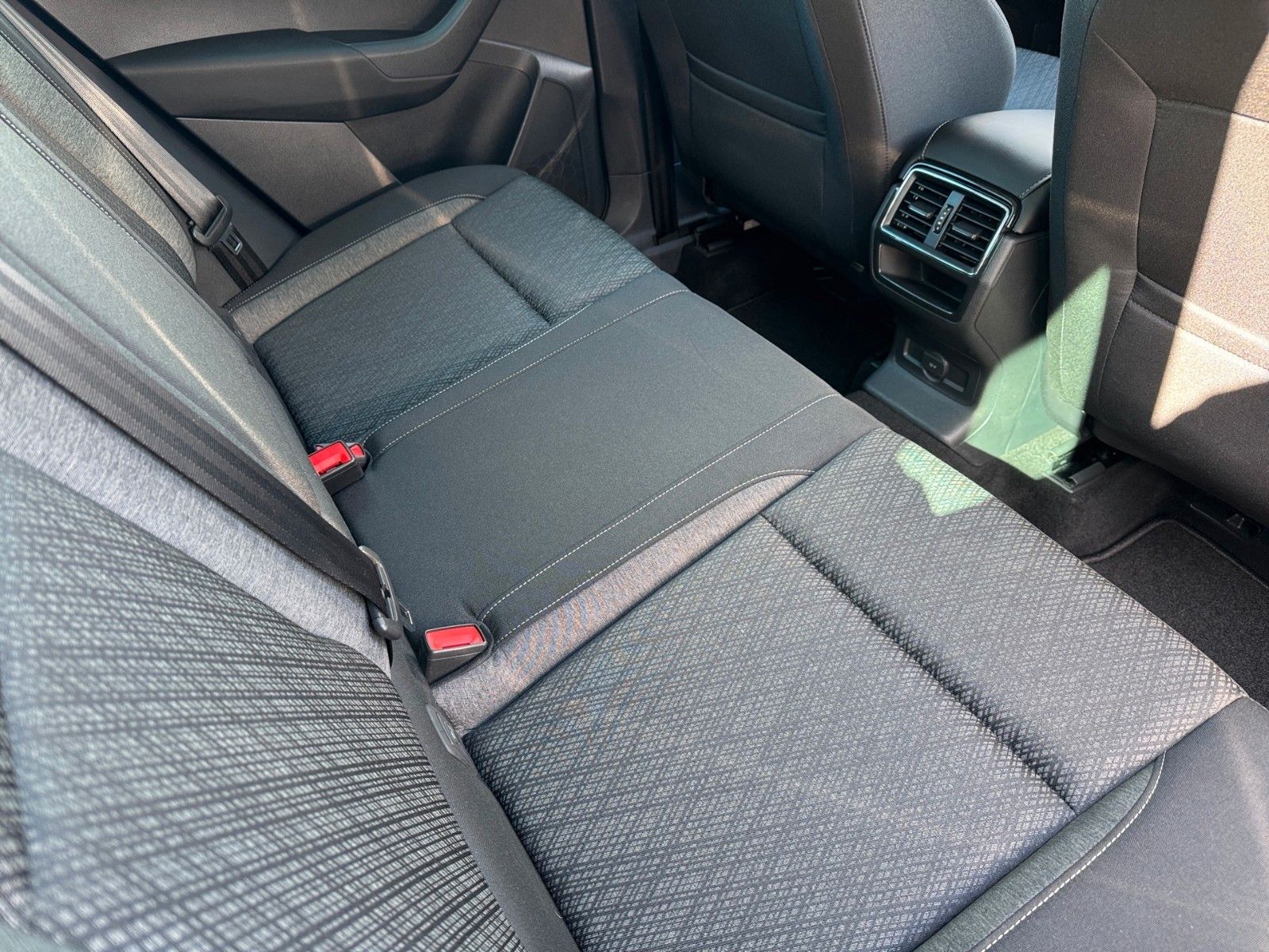 Fahrzeugabbildung SKODA Karoq 2.0l TDI DSG 4x4 STYLE
