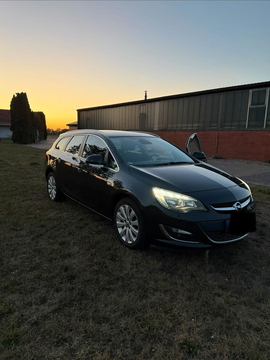 Opel Astra 2014 — rear view