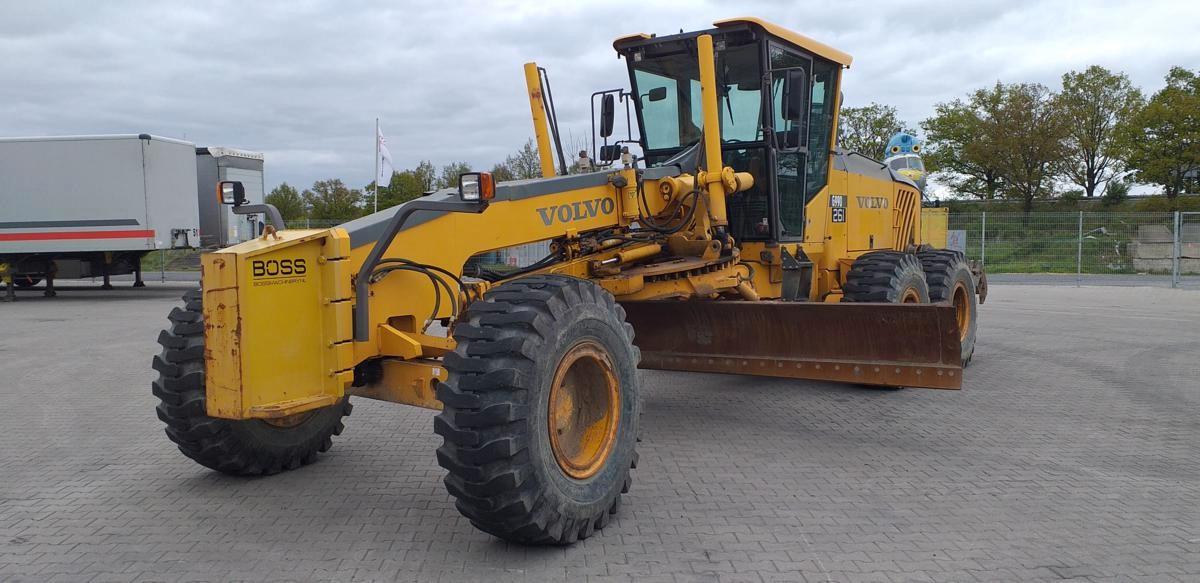Volvo G990 road grader