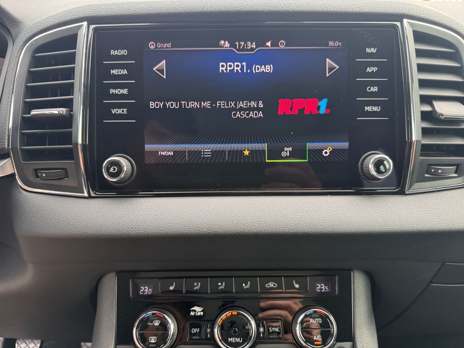 Fahrzeugabbildung SKODA Karoq 2.0 TDI Drive 125 PANO AHK LED