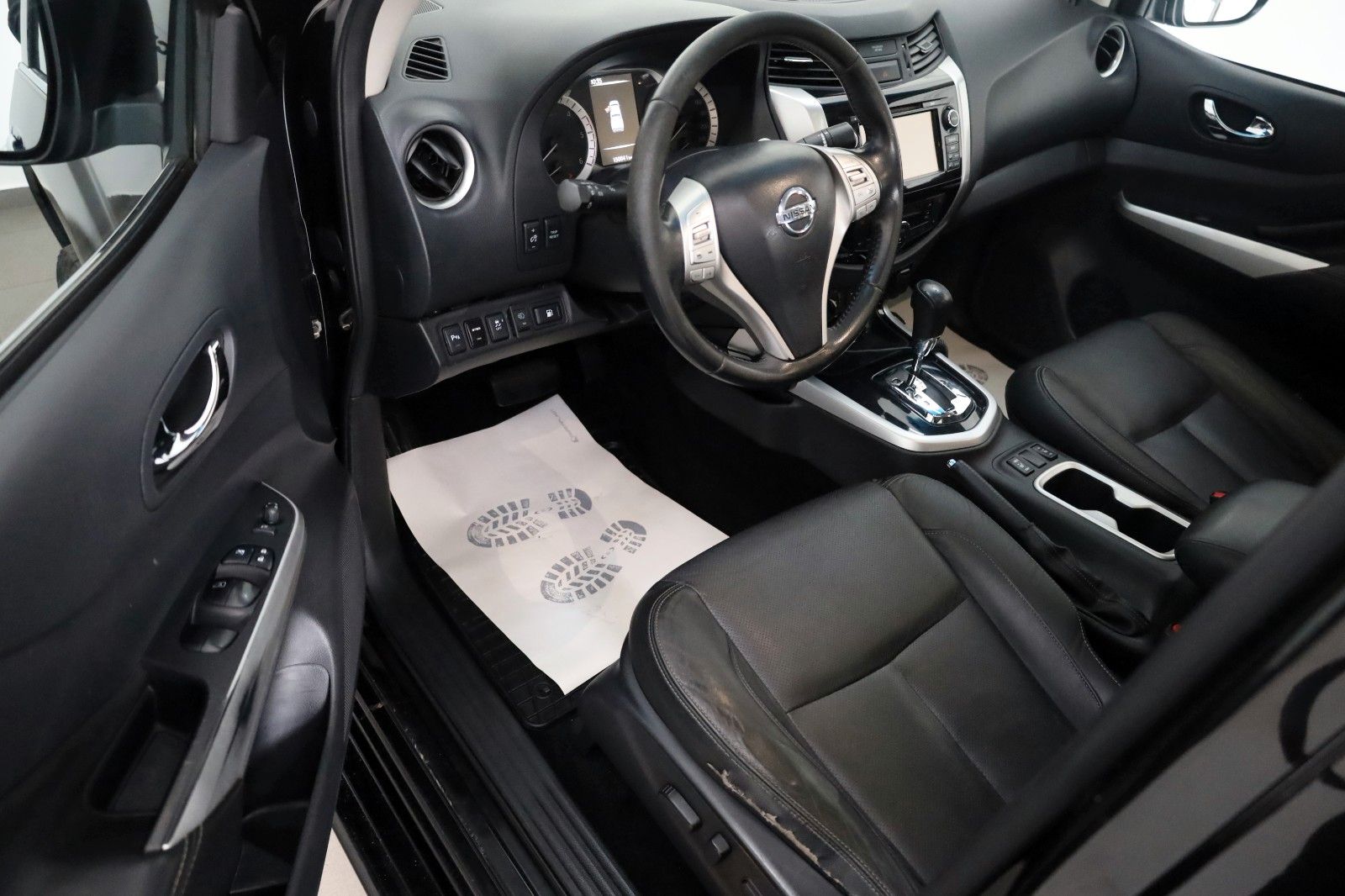 Fahrzeugabbildung Nissan Navara NP300 Tekna DOKA 4x4 Leder,SH,Navi,SD,AHK