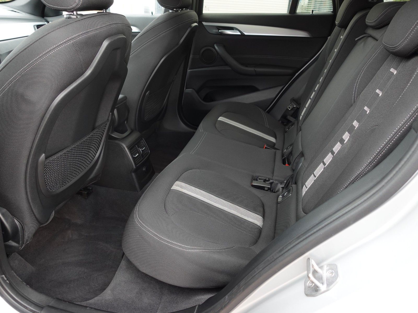 Fahrzeugabbildung BMW X1 xDrive20i A Sport Line I.Hd/AHK/LED/HeadUp/18