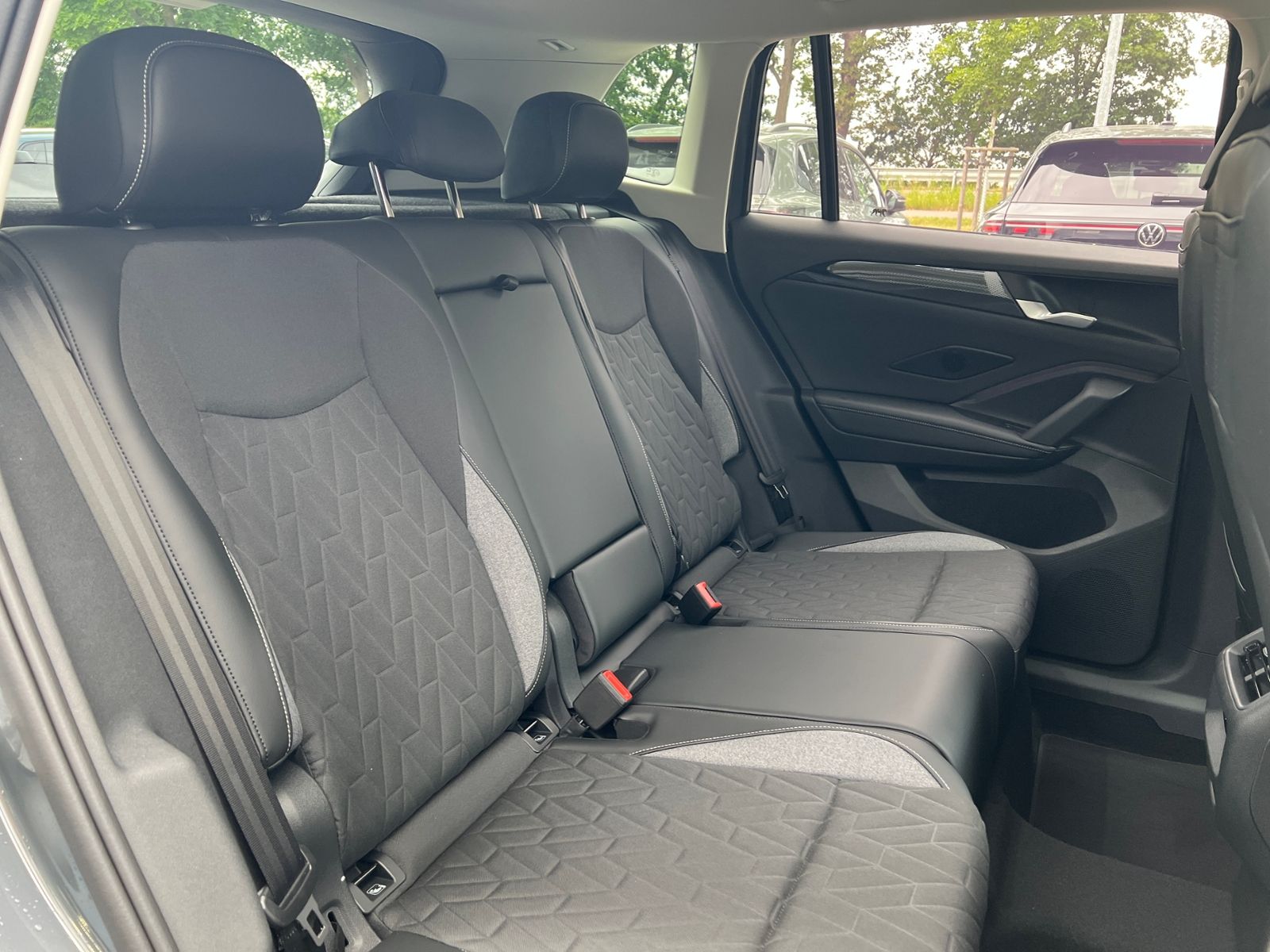 Fahrzeugabbildung Volkswagen Tiguan  ENERGY 1.5 eTSI DSG *AHK, AreaView, Navi