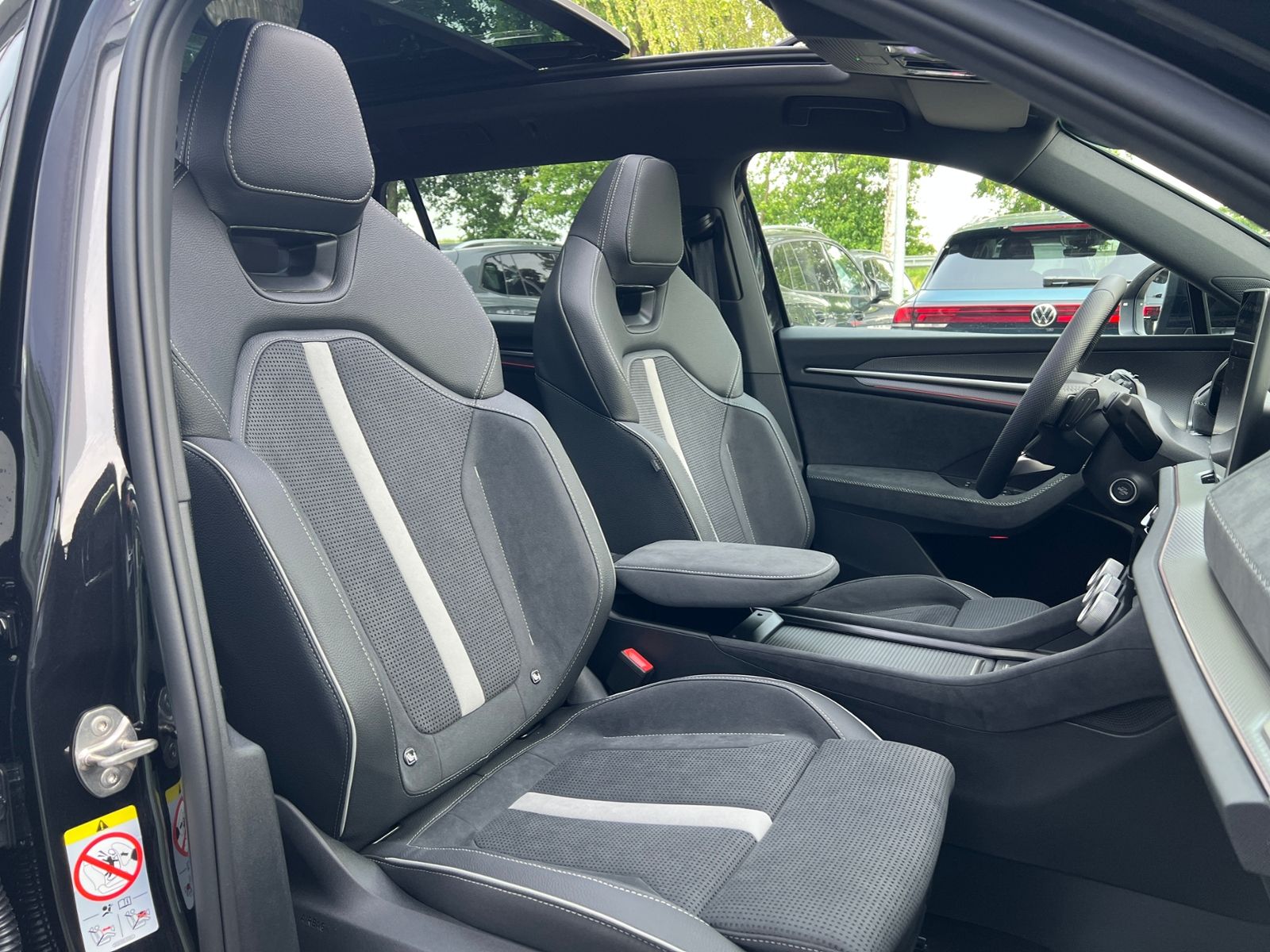 Fahrzeugabbildung SKODA Kodiaq Sportline 1.5 TSI IV DSG *LED, Navi, AHK,