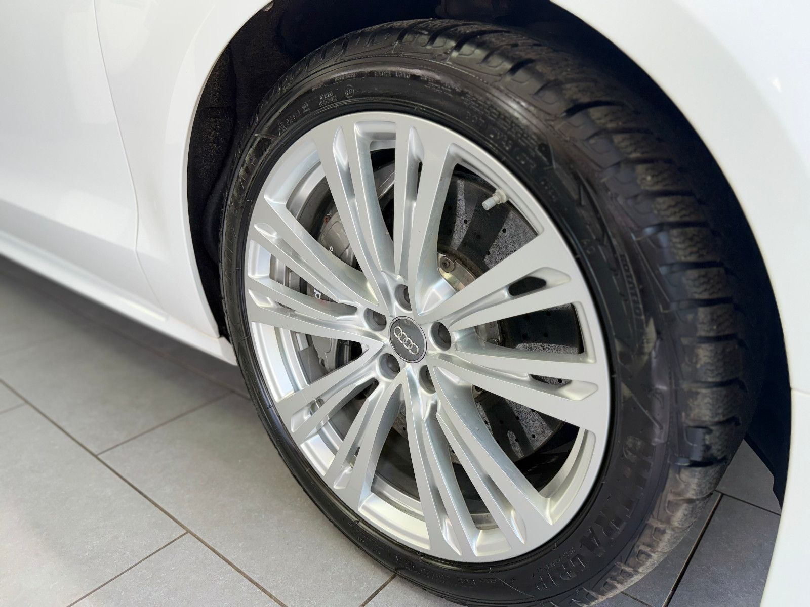 Fahrzeugabbildung Audi S8 4.0 TFSI quattro plus |KERAMIK|CARBON|MASSAGE