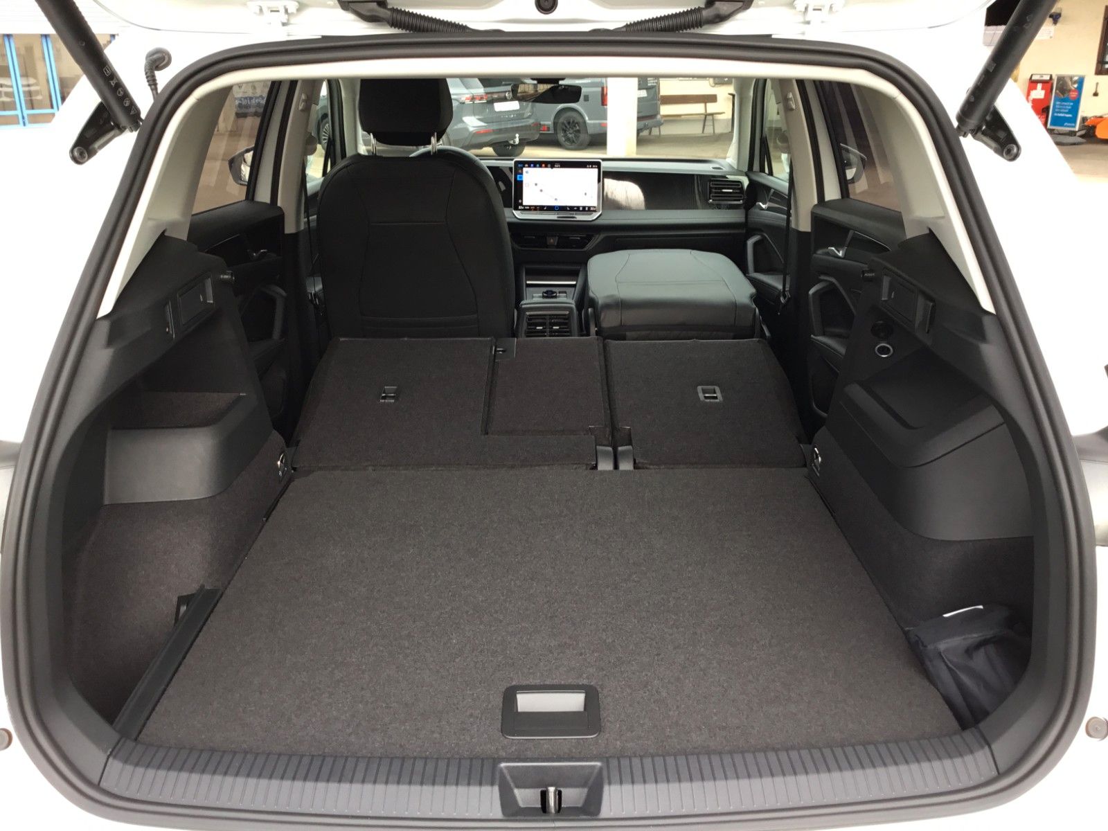 Fahrzeugabbildung Volkswagen Tiguan 1.5 eTSI DSG Life+AHK+LEDPlus+18"+Navi