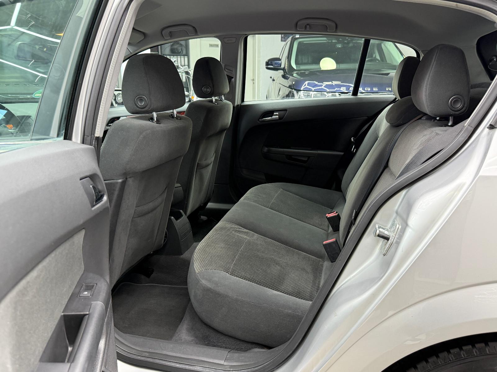 Opel Astra 2004 — photo 12