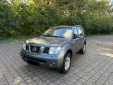 Nissan Pathfinder 2.5 dCi Elegance - graue Nissan Pathfinder