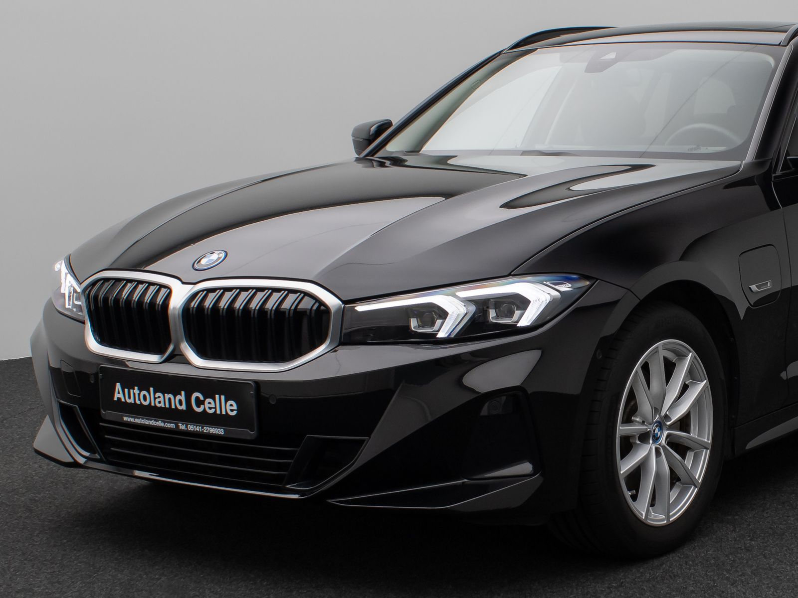 Fahrzeugabbildung BMW 320e Panoram Kamera HUD DAB HiFi Geschwindigkeit