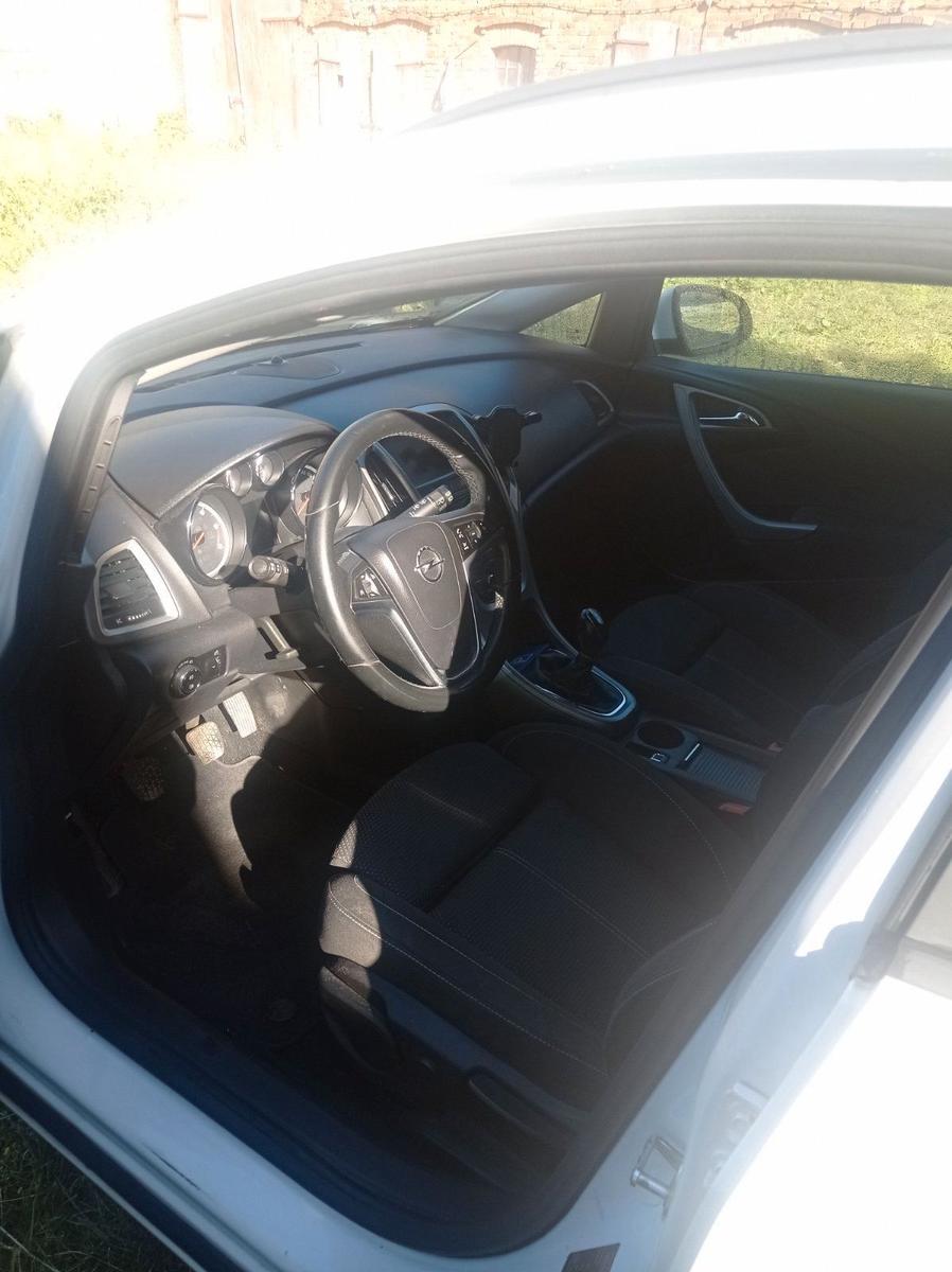 Opel Astra 2011 — салон