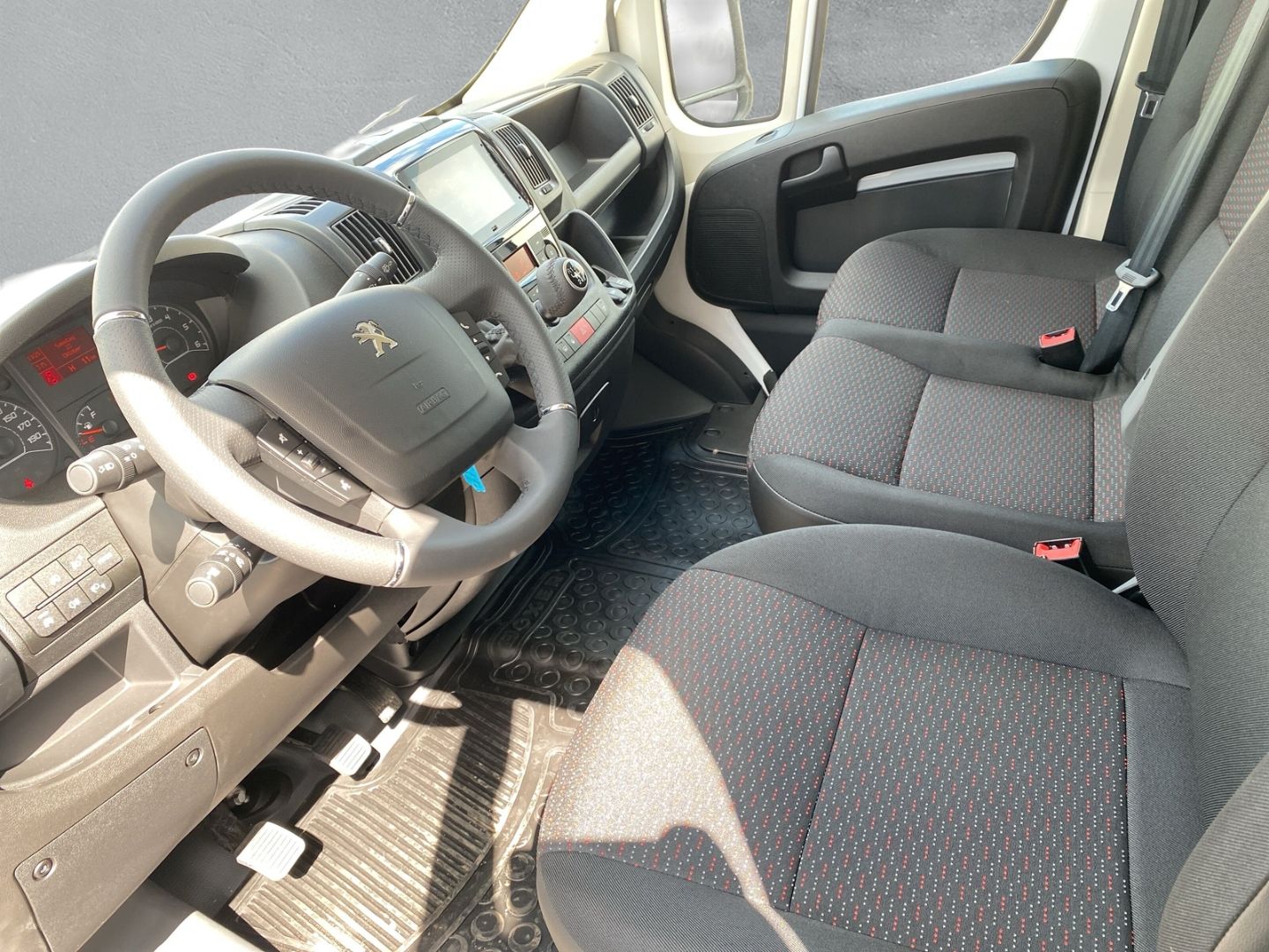 Fahrzeugabbildung Peugeot Boxer Kasten Hochraum 435 L4H2TwinCab BlueHDi 16