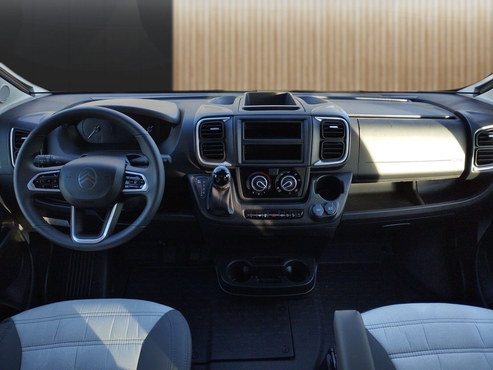 Fahrzeugabbildung Sunlight Adventure Cliff 640 Automatik, Dörr Edition, LTE