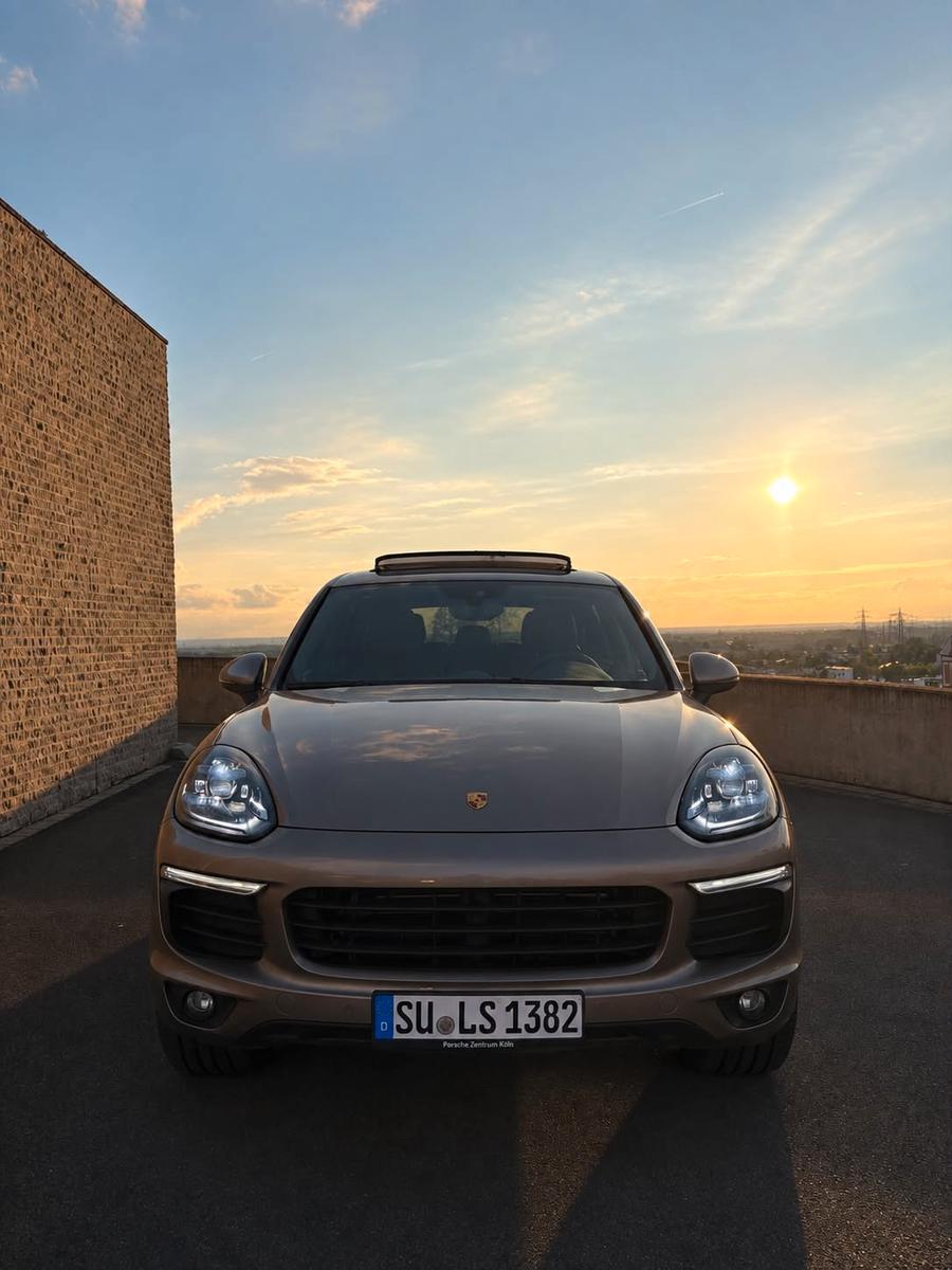Porsche Cayenne - -